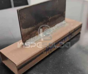 Solda em Ângulo (fillet weld) 3 Imagem de uma junta em ângulo com cordão de solda aplicado, ilustrando uma união entre duas peças metálicas posicionadas em L.