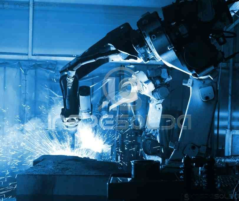 Sistema de soldagem automatizada em funcionamento, com robô industrial executando processo de união metálica com alta precisão em ambiente fabril.