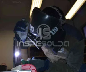 Soldagem (welding) 3 Soldador em ação com máscara de proteção, em ambiente controlado, simbolizando a união entre conhecimento técnico, coragem e comprometimento no processo de soldagem.