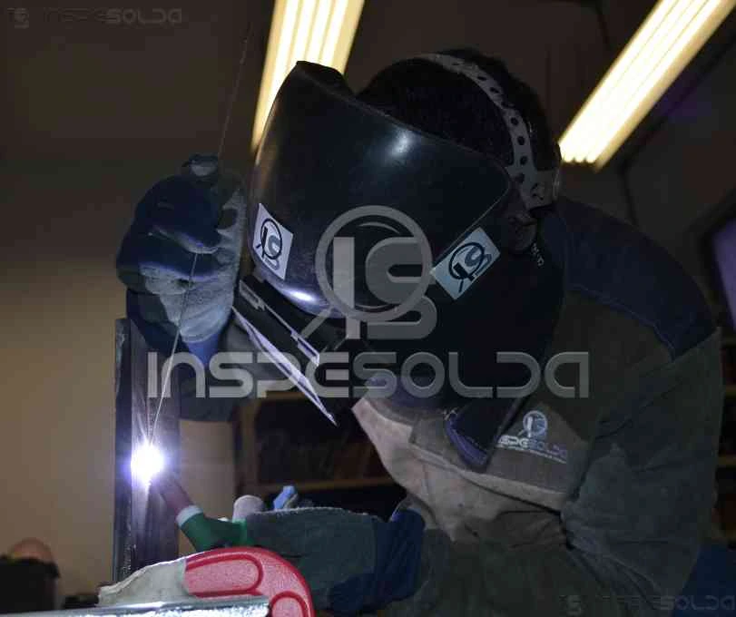 Soldagem (welding) 2 Soldador em ação com máscara de proteção, em ambiente controlado, simbolizando a união entre conhecimento técnico, coragem e comprometimento no processo de soldagem.