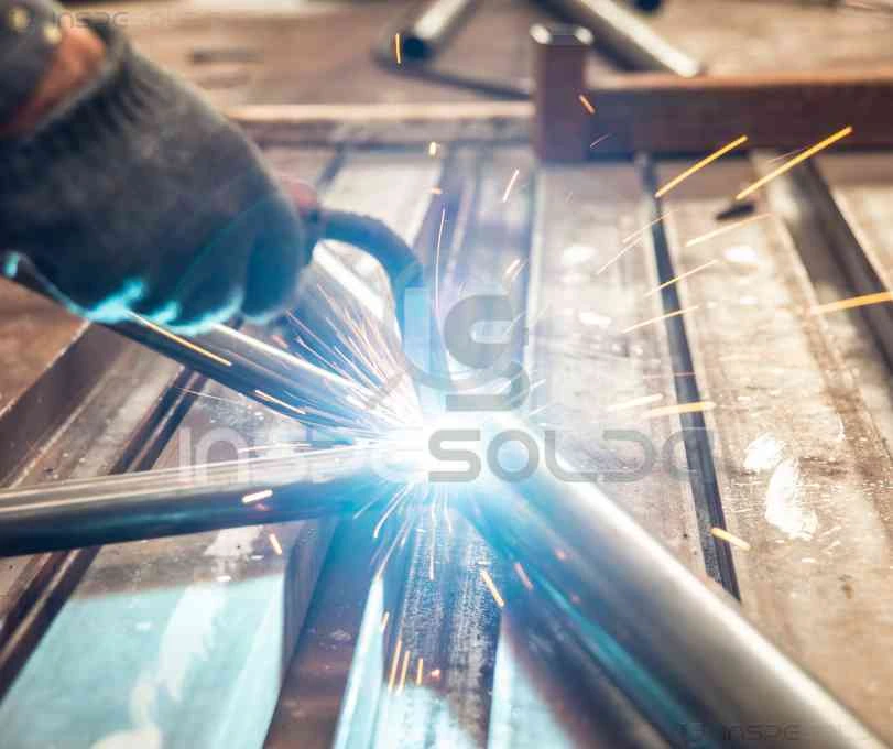 Empresas de Soldagem Industrial: escolha a parceira certa para seu projeto 7 Soldador realiza processo de soldagem MIG/MAG em estrutura metálica.