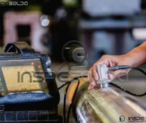 Técnico aplica ultrassom em solda com equipamento portátil.