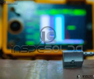 Tela de equipamento de ultrassonografia industrial em operação.