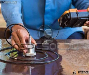 Técnico realiza ultrassonografia industrial com acoplamento por gel.